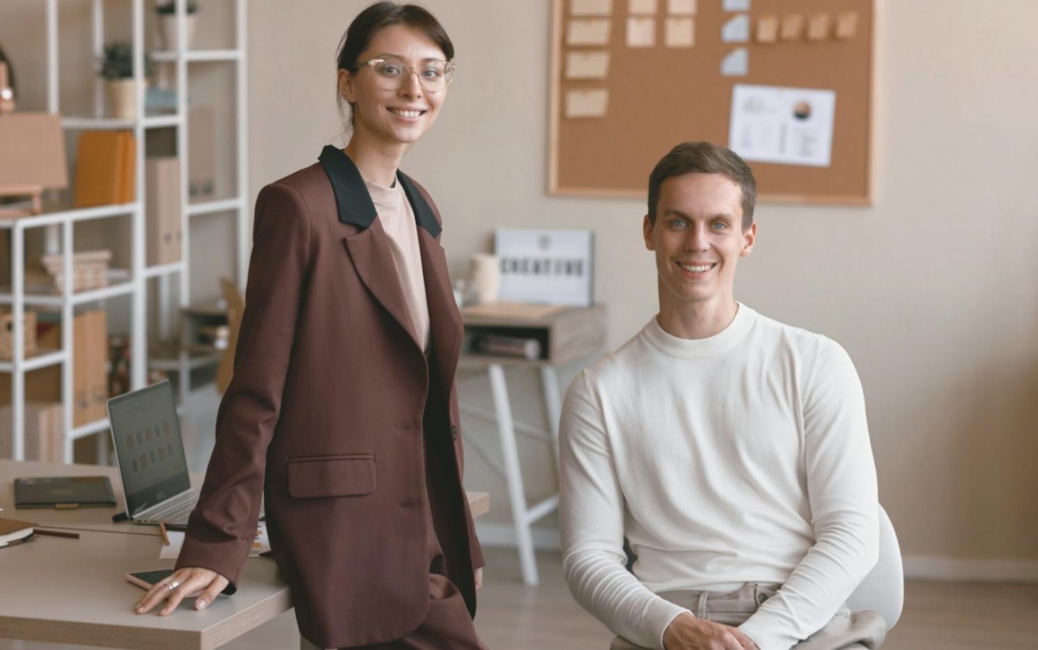 Environnement de travail organisé pour l'apprentissage à distance avec écran et documents financiers