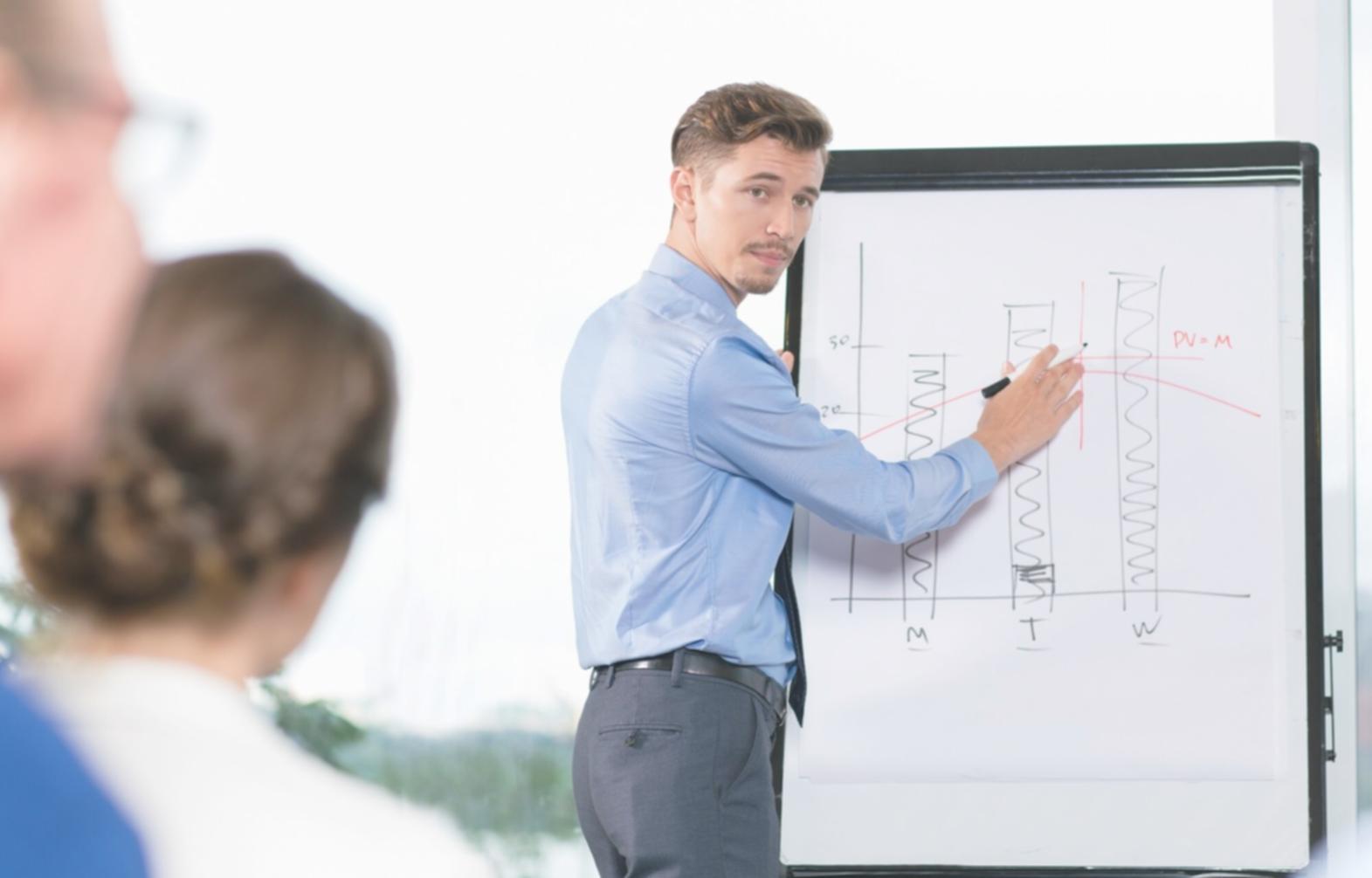 Équipe volerianox travaillant ensemble sur des projections financières