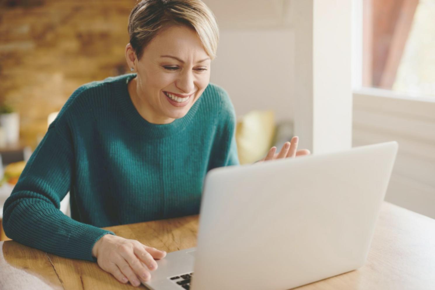 Professionnels collaborant sur une présentation financière